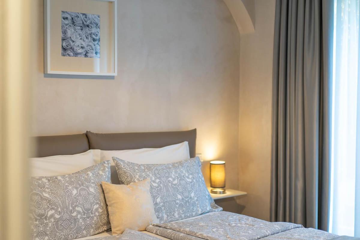 Romantic B&B Il Piccolo Paradiso San Felice del Benaco Chambre photo